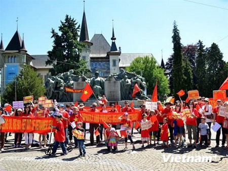 Orang Vietnam di Swis dan sahabat-sahabat internasional  memprotes  tindakan salah Tiongkok di Laut Timur - ảnh 1