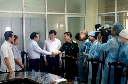 Presiden Truong Tan Sang  mengunjungi  para prajurit  yang menderita luka berat  dalam peristiwa  jatuhnya helikopter  Mi-171 - ảnh 1