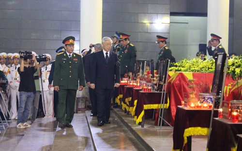 Upacara berziarah dan upacara pemakaman untuk 18 perwira dan prajurit di  kota Hanoi. - ảnh 1