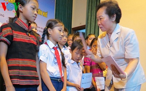 Wakil Presiden Vietnam, Nguyen Thi Doan memberikan beasiswa kepada pelajar yang menjumpai kesulitan - ảnh 1