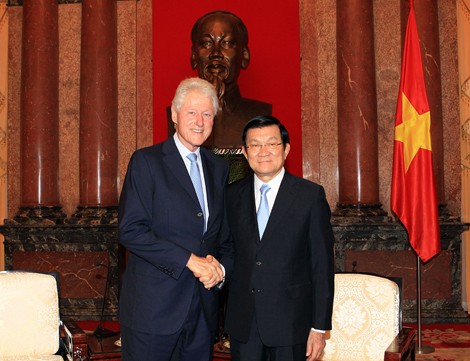 Mantan Presiden Bill Clinton menegaskan upaya  memberikan sumbangan pada hubungan Vietnam-Amerika Serikat. - ảnh 1