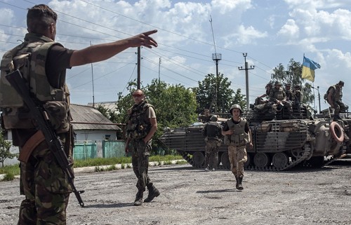 Pertempuran terus berlangsung secara tegang di Ukraina Timur - ảnh 1