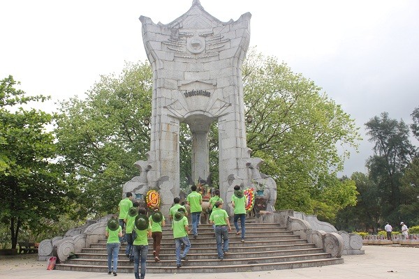 Mengunjungi Makam Pahlawan Nasional Truong Son pada hari-hari bulan Juli - ảnh 1