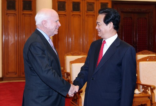 PM Vietnam, Nguyen Tan Dung menerima para senator AS. - ảnh 1