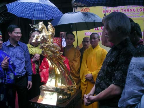 Proyek pengecoran 60 patung bersepuh  emas  Dewa Giong  sehubungan dengan peringatan ultah ke-60  Pembebasan Ibukota Hanoi - ảnh 1