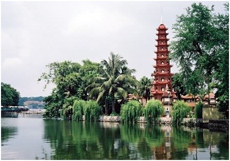 Danau Tay di tengah-tengah kehidupan spiritual warga ibukota Hanoi - ảnh 2