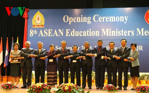 Konferensi ke-8  Menteri  Pendidikan ASEAN mencapai banyak masalah penting. - ảnh 1