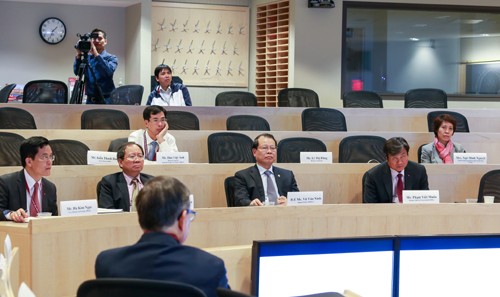 Deputi PM Vietnam, Vu Van Ninh  mengadakan temu kerja dengan para sarjana Universitas Harvard. - ảnh 1