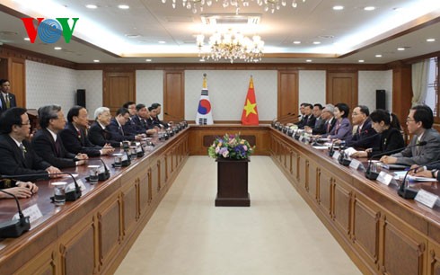 Sekjen KS PKV Nguyen Phu Trong  mengadakan pertemuan-pertemuan dengan para pemimpin Republik Korea. - ảnh 1