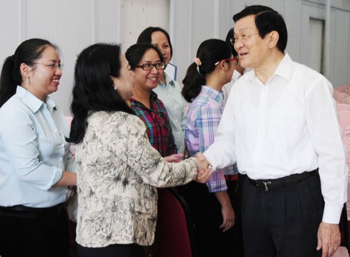 Presiden Vietnam Truong Tan Sang melakukan kontak dengan para pemilih kota Ho Chi Minh - ảnh 1