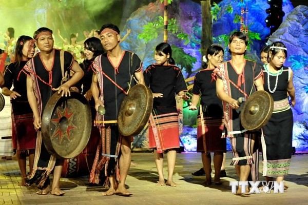 Menganeka-ragamkan aktivitas-aktivitas  budaya pada  Hari –hari  “Persatuan Besar  ASEAN” - ảnh 1