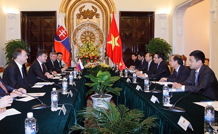 Deputi PM, Menlu Slovakia melakukan kunjungan resmi di Vietnam - ảnh 1