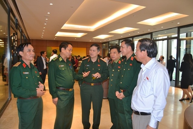 MN Vietnam membahas RUU tentang Perwira Tinggi Tentara Rakyat Vietnam  (amandemen) dan RUU tentang Polisi  Rakyat (amandemen) - ảnh 1