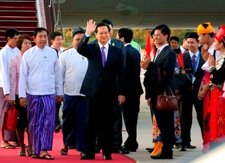 PM Nguyen Tan Dung tiba di Nay Pyi Taw menghadiri KTT ASEAN-25 - ảnh 1