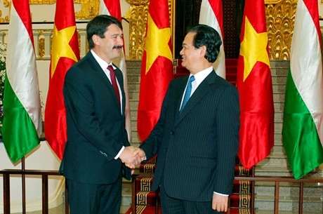 PM Nguyen Tan Dung  mengadakan pertemuan dengan Presiden Hungaria, Ader Janos. - ảnh 1