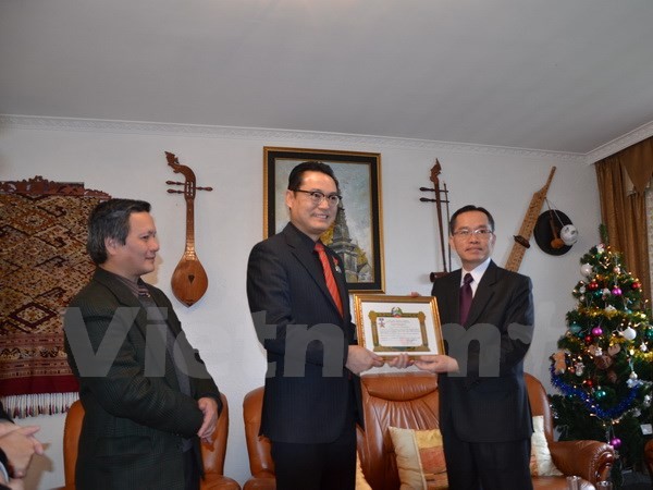 Pemerintah Laos mencatat  sumbangan perutusan diplomatik Vietnam  di Jenewa. - ảnh 1