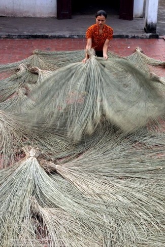 Kerajinan menganyam mendong tradisional  di kabupaten Kim Son, provinsi Ninh Binh - ảnh 2