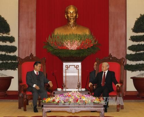 Laos akanbersama dengan Vietnam selama-lamanya mempertahankan dan  memupuk hubungan solidaritas istimewa Laos Vietnam - ảnh 1