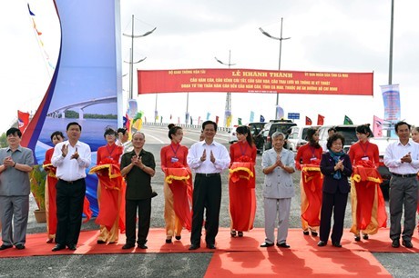 PM Nguyen Tan Dung menghadiri acara peresmian Jembatan Nam Can di provinsi Ca Mau. - ảnh 1