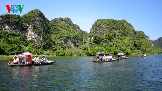 Gadis pengayuh sampan di zona eko-wisata Trang An - satu keindahan yang  mengherankan - ảnh 1