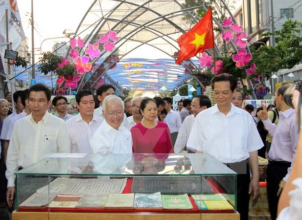 PM Vietnam, Nguyen Tan Dung  menjunjungi jalan bunga  kota Ho Chi Minh-tahun 2015 - ảnh 1