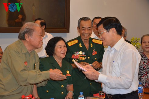 Presiden Vietnam, Truong Tan Sang  menghadiri pertemuan  Badan Hubungan  veteran tahanan perang Vietnam - ảnh 1