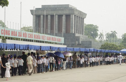 Kira-kira 25 000 orang  datang berziarah kepada Mousolium  Presiden Ho Chi Minh sehubungan dengan  Hari Raya Tet. - ảnh 1