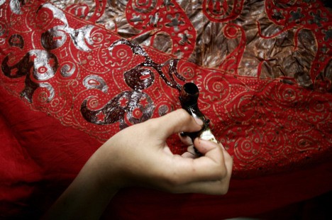 Seni mencelup kain Batik  tradisional dari Indonesia - ảnh 2