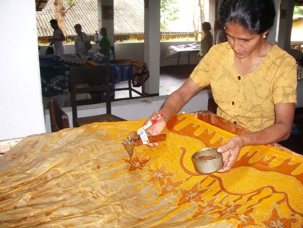 Seni mencelup kain Batik  tradisional dari Indonesia - ảnh 1