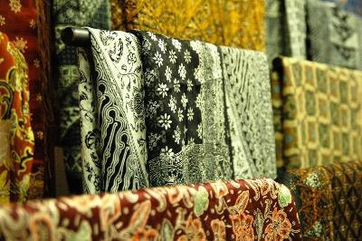 Seni mencelup kain Batik  tradisional dari Indonesia - ảnh 3