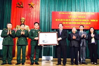 Markas Komando Tentara Perbatasan Vietnam menerima bahan dokumen peta  tentang dua kepulauan Hoang Sa dan Truong Sa. - ảnh 1
