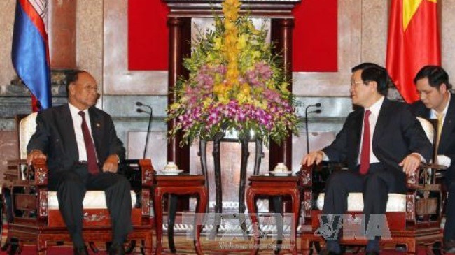 Presiden Vietnam Truong Tan Sang menerima Ketua Parlemen Kamboja Samdech Heng Samrin. - ảnh 1