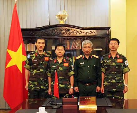 Pemimpin Kementerian Pertahanan Vietnam menugasi para perwira  berpartisikpasi pada pasuka penjaga perdamaian  PBB - ảnh 1