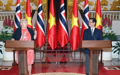PM Norweiga Erna Solberg mengakhiri dengan baik kunjungan resmi di Vietnam. - ảnh 1