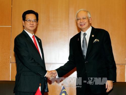 PM Vietnam Nguyen Tan Dung menerima  PM Malaysia Najib Tun Rajak dan Presiden Filipina, Benigno S.Aquino III  - ảnh 1