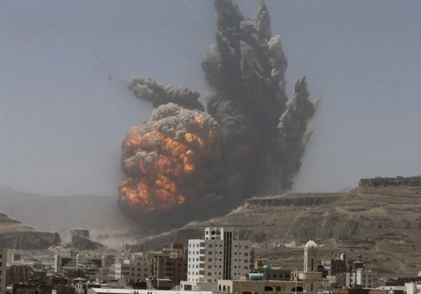 Pasukan aliansi  Arab  melakukan serangan terhadap gugus pemukiman penduduk di ibukota Yaman - ảnh 1
