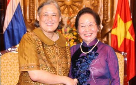 Wapres Vietnam, Nguyen Thi Doan menerima Putri Thailand, Maha Chakri Sirinborn - ảnh 1