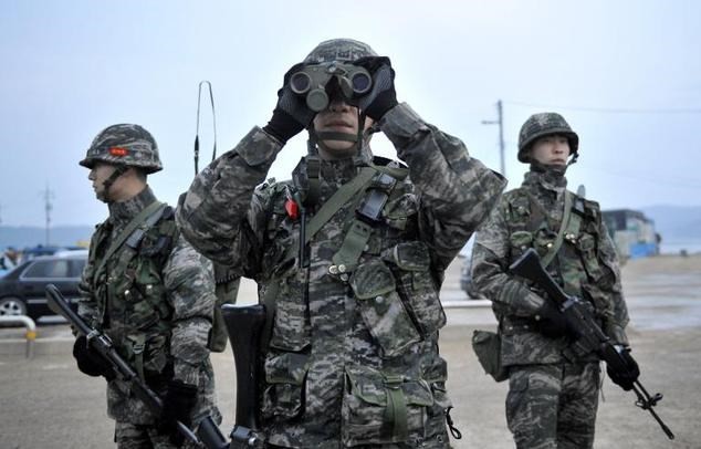 RDR Korea melakukan latihan perang dengan  menembakkan peluru sungguhan  di Laut Kuning. - ảnh 1