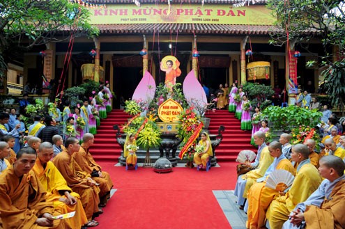 Ketua Pengurus Besar Front Tanah Air Vietnam, Nguyen Thien Nhan mengunjungi dan mengcapkan selamat kepada Sangha Buddha Vietnam - ảnh 1