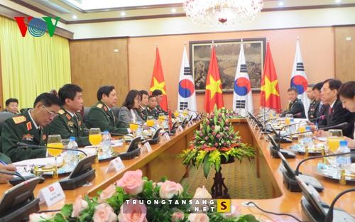 Presiden Vietnam Truong Tan Sang menerima Menteri Pertahanan Republik Korea. - ảnh 1