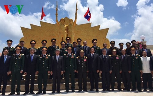 Patung Monumen Peringatan Persekutuan Militan Vietnam-Lao - Bangunan yang punya arti  dari rakyat dua negeri - ảnh 2