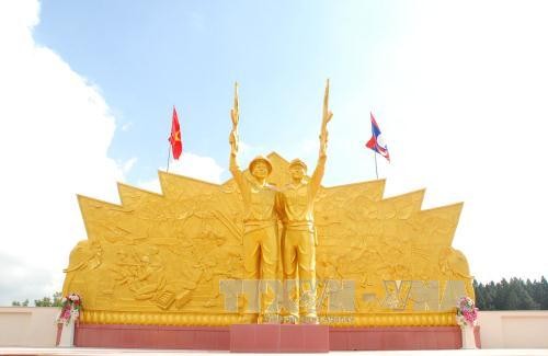 Patung Monumen Peringatan Persekutuan Militan Vietnam-Lao - Bangunan yang punya arti  dari rakyat dua negeri - ảnh 1