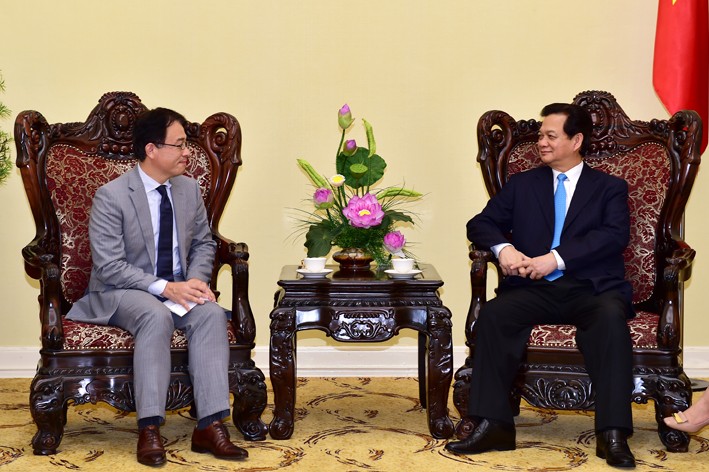 PM Nguyen Tan Dung menerima Direktor ADB dan Duta Besar Denmark di Vietnam sehubungan dengan akhir masa baktinya - ảnh 1