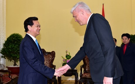 PM Nguyen Tan Dung menerima Direktor ADB dan Duta Besar Denmark di Vietnam sehubungan dengan akhir masa baktinya - ảnh 2