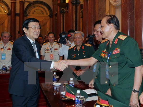 Presiden Vietnam Truong Tan Sang  menerima rombongan tingkat tinggi  veteran perang Divisi 324. - ảnh 1