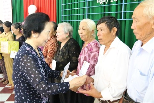 Wapres Vietnam, Nguyen Thi Doan mengunjungi dan memberikan bingkisan kepada  keluarga yang mendapat kebijakan prioritas di kabupaten pulau Phu Quoc, provinsi Kien Giang - ảnh 1
