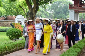 Istri Wapres Amerika Serikat, Jill Biden mengunjungi Kuil Sastra Van Mieu- Quoc Tu Giam - kota Hanoi - ảnh 1