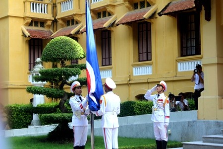 Upacara bendera  ASEAN sehubungan peringatan ultah ke-48 Berdirinya ASEAN. - ảnh 1