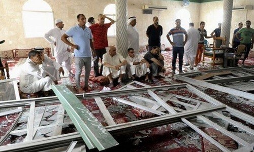 Serangan bom bunuh diri di Arap Saudi  menewaskan banyak polisi. - ảnh 1