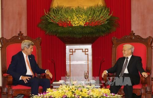 Sekjen KS PKV Nguyen Phu Trong menerima Menlu AS, John Kerry. - ảnh 1